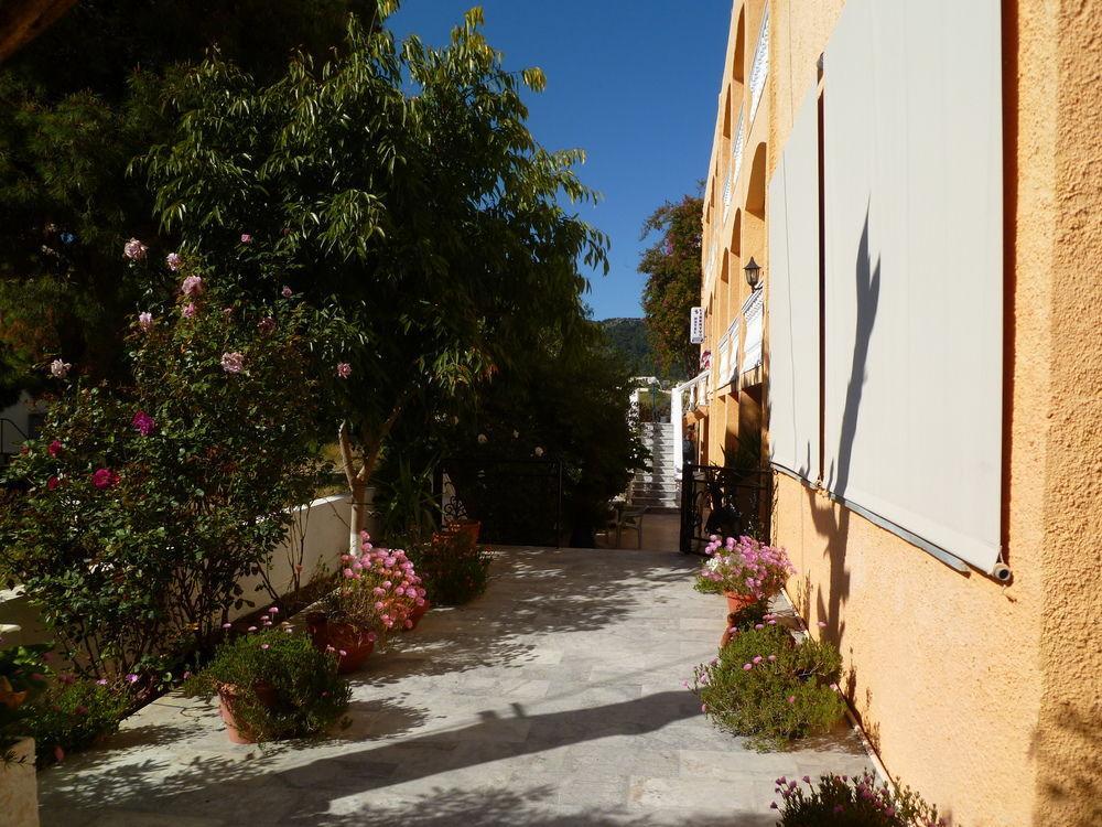Hotel Liberty II Agia Marina  Exterior foto